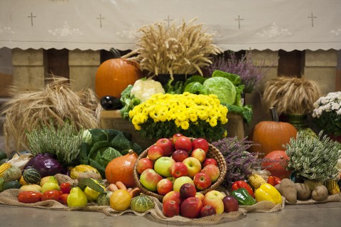 Getreide, Obst und Feldfrüchte vor Altar